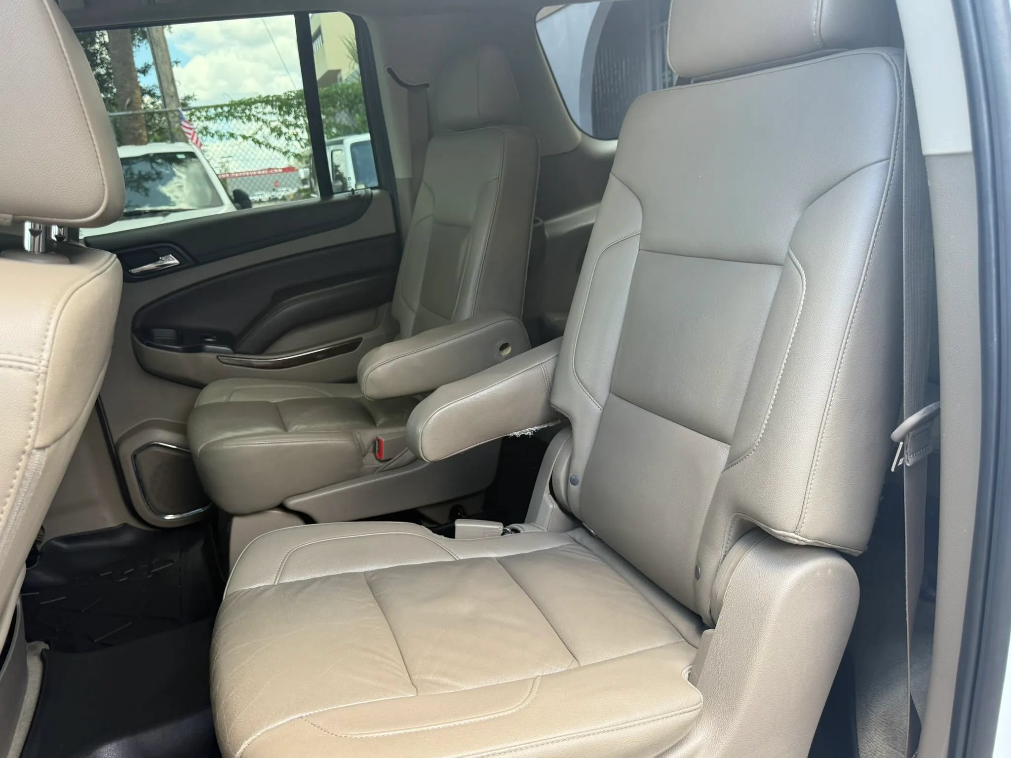 Used 2016 Chevrolet Suburban LT RWD image 15