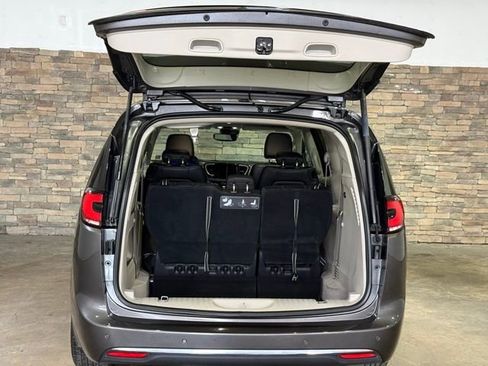 Used 2021 Chrysler Pacifica Touring-L image 8