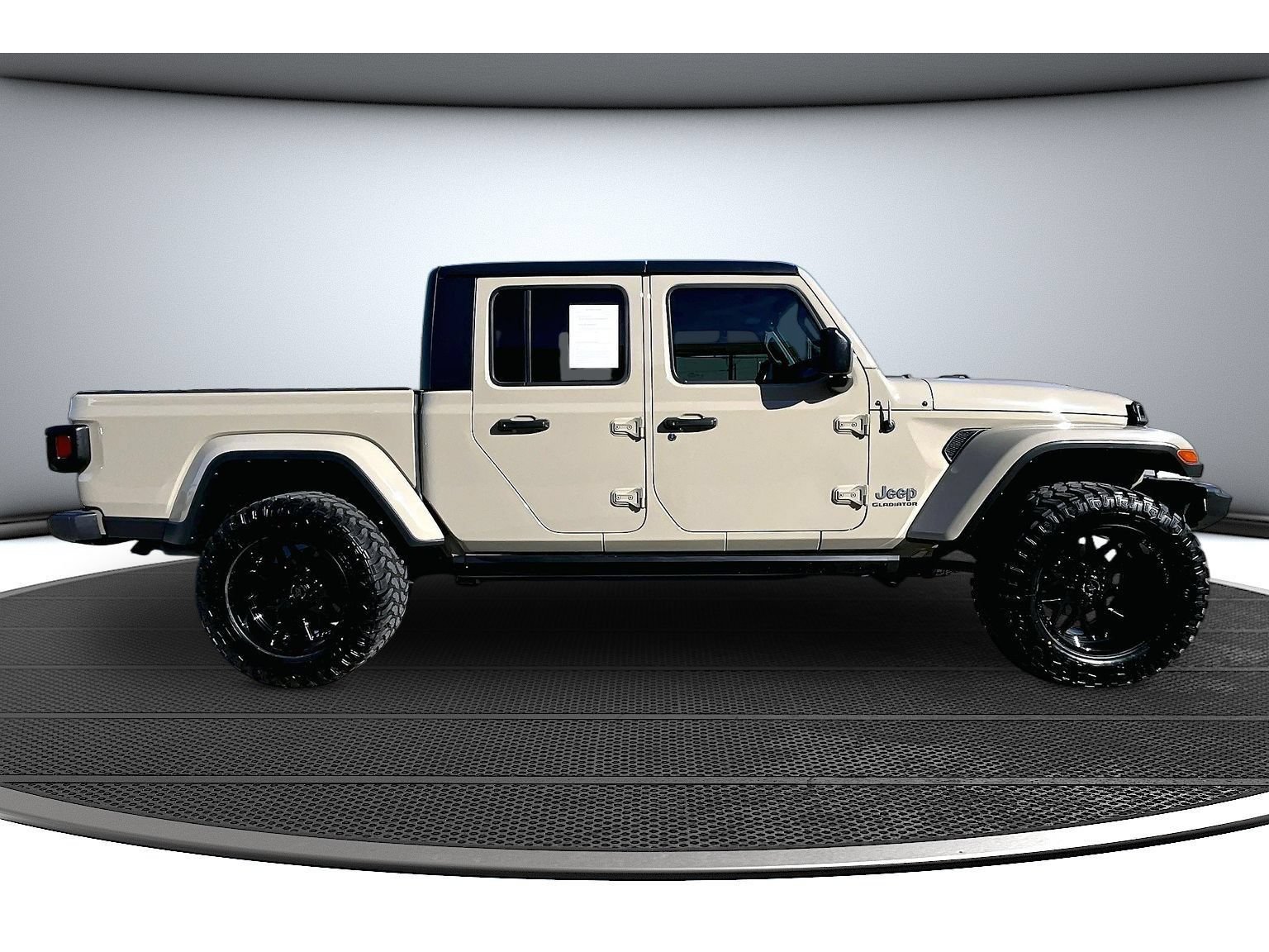 Used 2022 Jeep Gladiator Overland w/ Trailer Tow Package AWD/4WD image 16