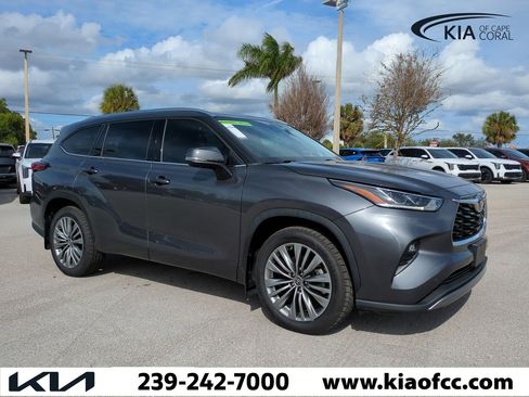 Used 2023 Toyota Highlander LE image 2