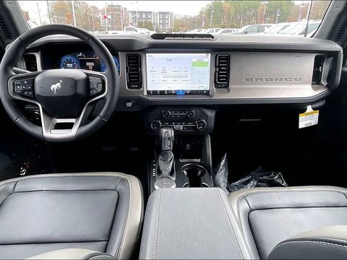 New 2025 Ford Bronco Outer Banks w/ Sasquatch Package image 5