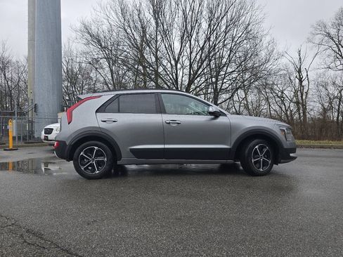 Used 2023 Kia Niro EX image 18