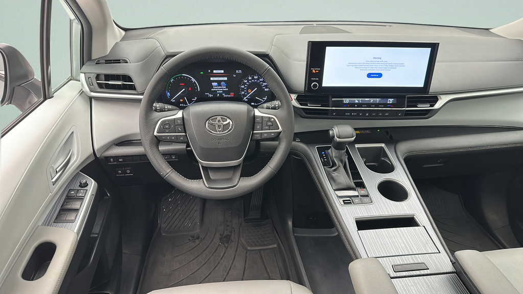 Used 2025 Toyota Sienna XLE FWD image 11