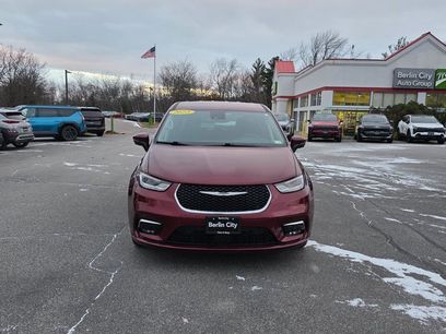 Used 2023 Chrysler Pacifica Touring-L w/ Uconnect Theater Family Group