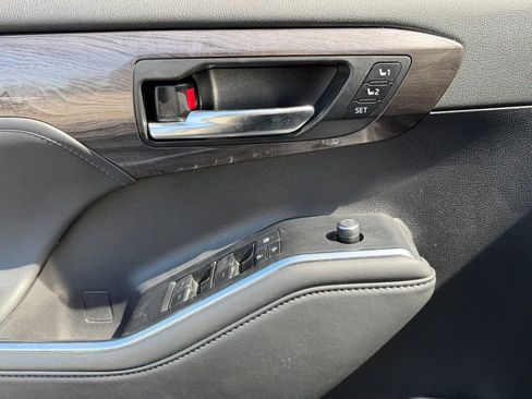 Used 2022 Toyota Highlander Limited FWD image 13