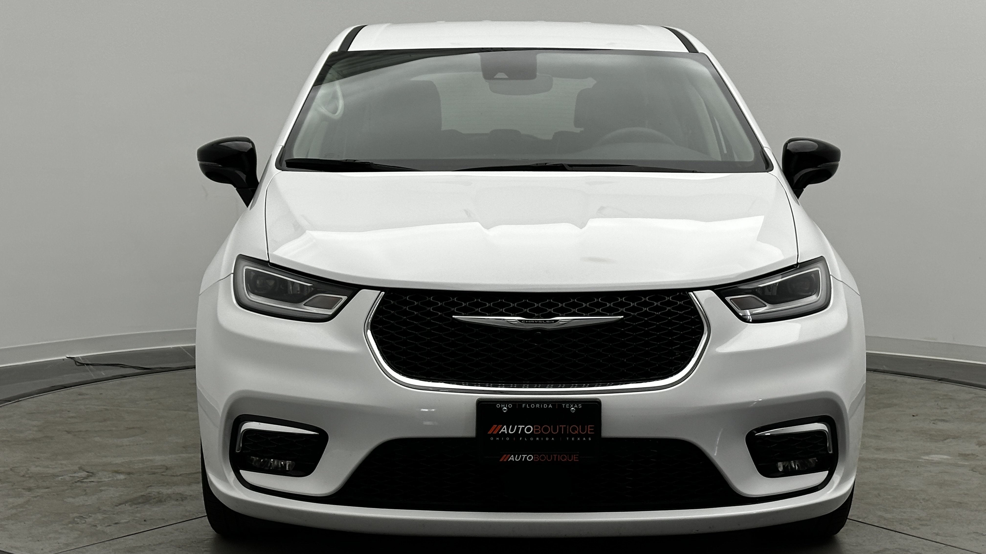 Used 2024 Chrysler Pacifica Touring-L FWD image 2