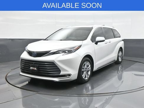 Used 2024 Toyota Sienna Platinum AWD/4WD image 3