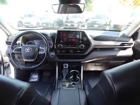 Used 2022 Toyota Highlander XLE FWD image 23