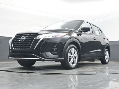 Certified 2025 Nissan Kicks Play S image 22