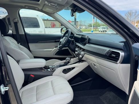 Used 2024 Kia Telluride EX w/ EX Captain's Chair Package image 12