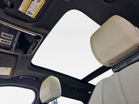 Certified 2022 Land Rover Range Rover Velar R-Dynamic S image 30