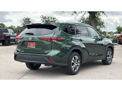 Used 2024 Toyota Highlander XLE FWD image 6
