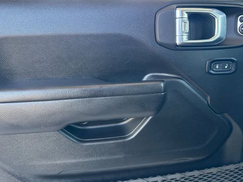 Used 2022 Jeep Gladiator Mojave image 11