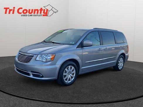 Used 2015 Chrysler Town & Country Touring image 3