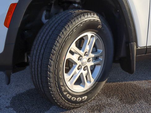 New 2025 Jeep Grand Cherokee Laredo w/ Luxury Tech Group I image 12