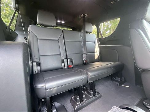 Used 2021 Chevrolet Suburban Z71 w/ Z71 Signature Package AWD/4WD image 24