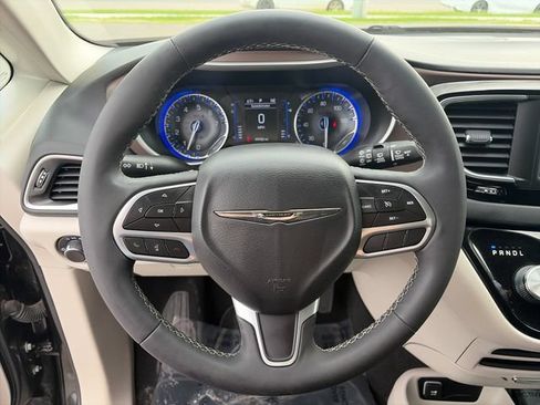 Used 2023 Chrysler Voyager LX FWD image 28