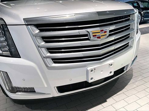 Used 2018 Cadillac Escalade ESV Platinum image 34