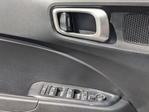 Used 2025 Hyundai Venue SEL image 13