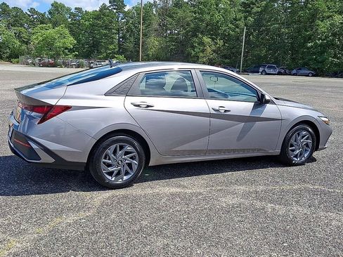 Used 2024 Hyundai Elantra SEL FWD image 8