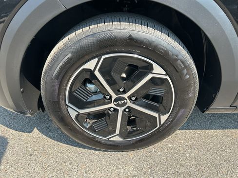 Certified 2025 Kia Niro EX FWD image 10