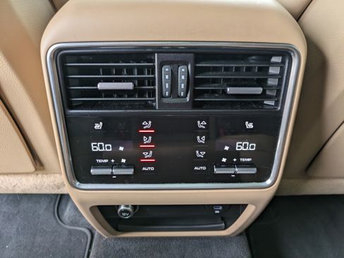 Used 2022 Porsche Cayenne Coupe AWD/4WD image 16