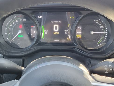 Used 2025 Jeep Wrangler Unlimited Sahara AWD/4WD image 9