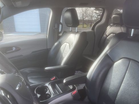 Used 2017 Chrysler Pacifica Touring-L image 9