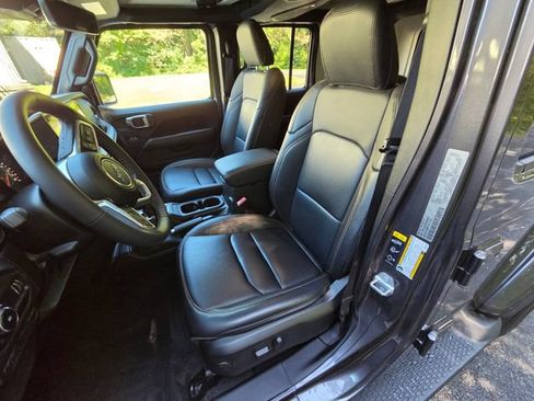 Used 2025 Jeep Wrangler Unlimited Sahara AWD/4WD image 15