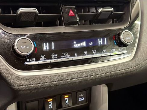 Used 2025 Toyota Corolla Cross XLE image 15