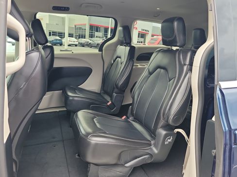 Used 2024 Chrysler Pacifica Touring-L FWD image 11