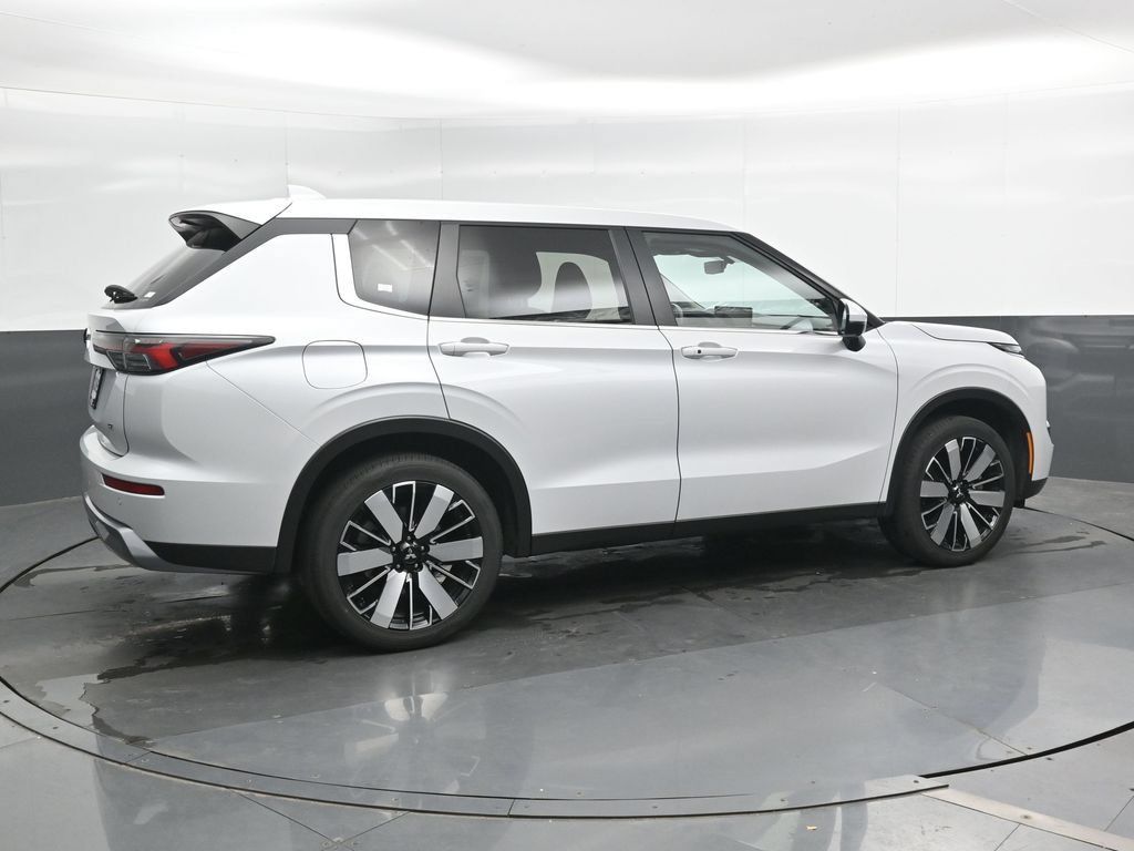 Used 2025 Mitsubishi Outlander SE AWD/4WD image 3