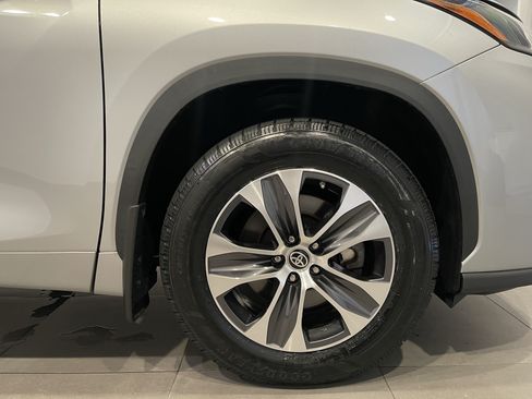 Used 2023 Toyota Highlander XLE AWD/4WD image 10