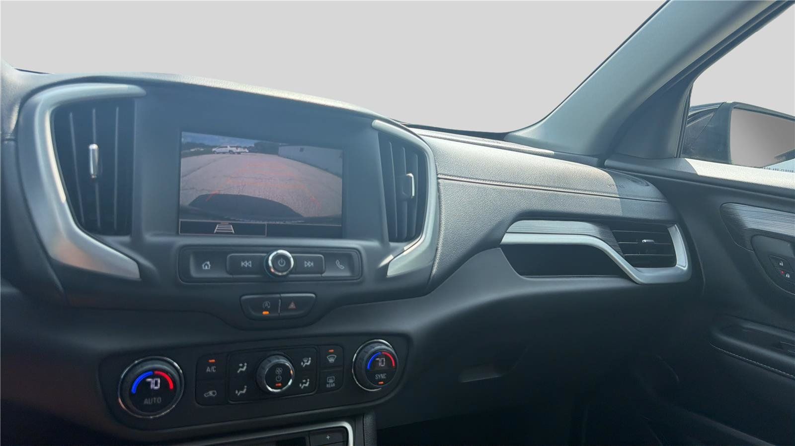 Used 2024 GMC Terrain SLE w/ Driver Convenience Package FWD image 12