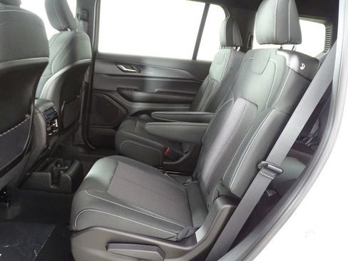 New 2025 Jeep Grand Cherokee L Laredo image 13