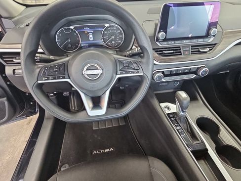 Used 2025 Nissan Altima 2.5 SV FWD image 15
