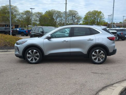Used 2023 Ford Escape Platinum w/ Premium Technology Package AWD/4WD image 5