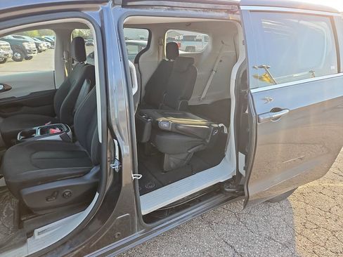 Used 2018 Chrysler Pacifica Touring Plus w/ Tire & Wheel Group FWD image 31
