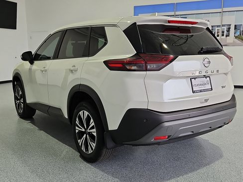 Used 2023 Nissan Rogue SV image 3