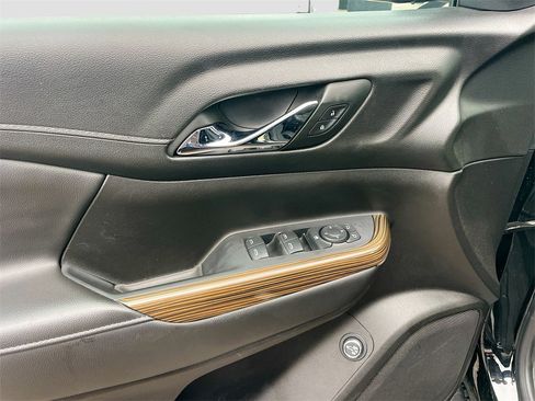 Used 2023 GMC Acadia SLE w/ Driver Convenience Package image 9