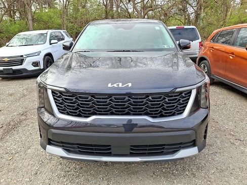 Used 2025 Kia Sorento LX image 2