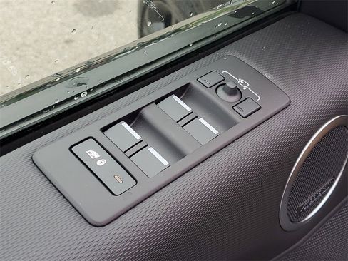 New 2025 Land Rover Discovery Dynamic SE image 9