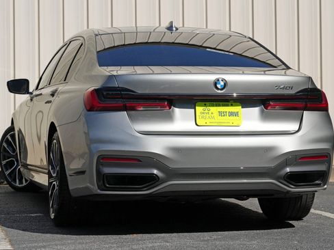 Used 2022 BMW 740i w/ M Sport Package RWD image 6