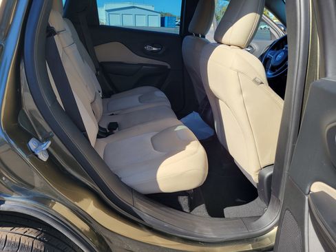 Used 2016 Jeep Cherokee Sport image 28