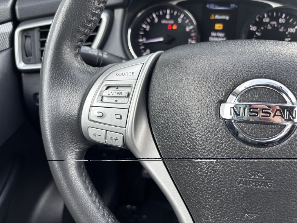 Used 2016 Nissan Rogue SL AWD/4WD image 16