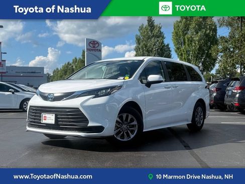 Used 2025 Toyota Sienna LE FWD image 1