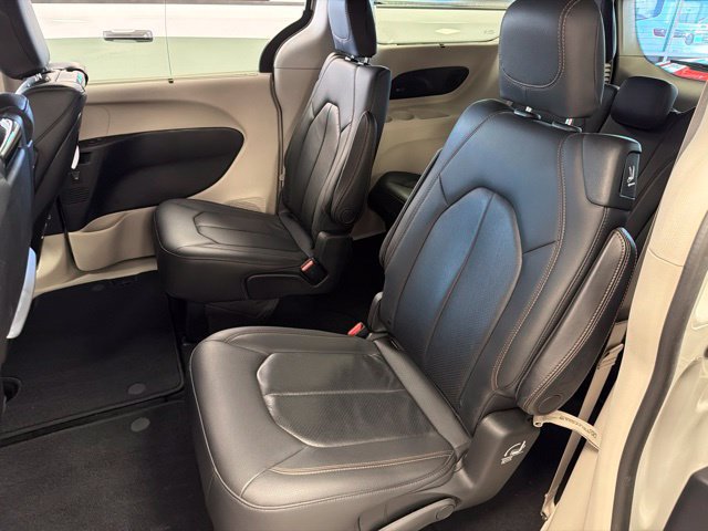 Used 2020 Chrysler Pacifica Touring-L Plus w/ Advanced Safetytec Group FWD image 7
