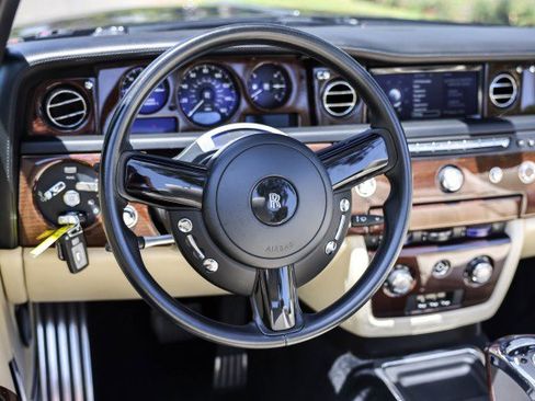 Used 2015 Rolls-Royce Phantom Drophead Coupe image 19