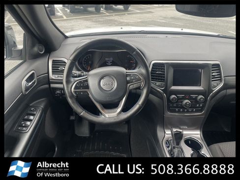 Used 2020 Jeep Grand Cherokee Laredo image 25