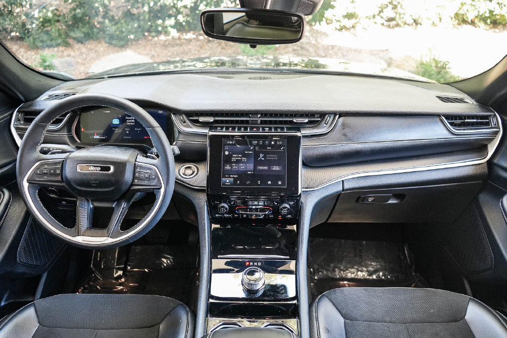 Used 2023 Jeep Grand Cherokee L Laredo AWD/4WD image 12